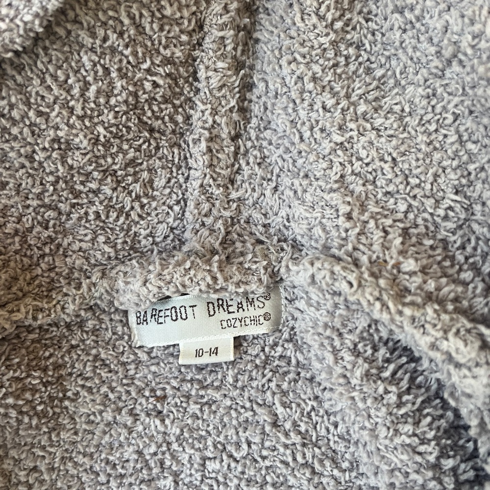 Barefoot dreams hooded robe, pockets and belt, cozy!!! Grey.